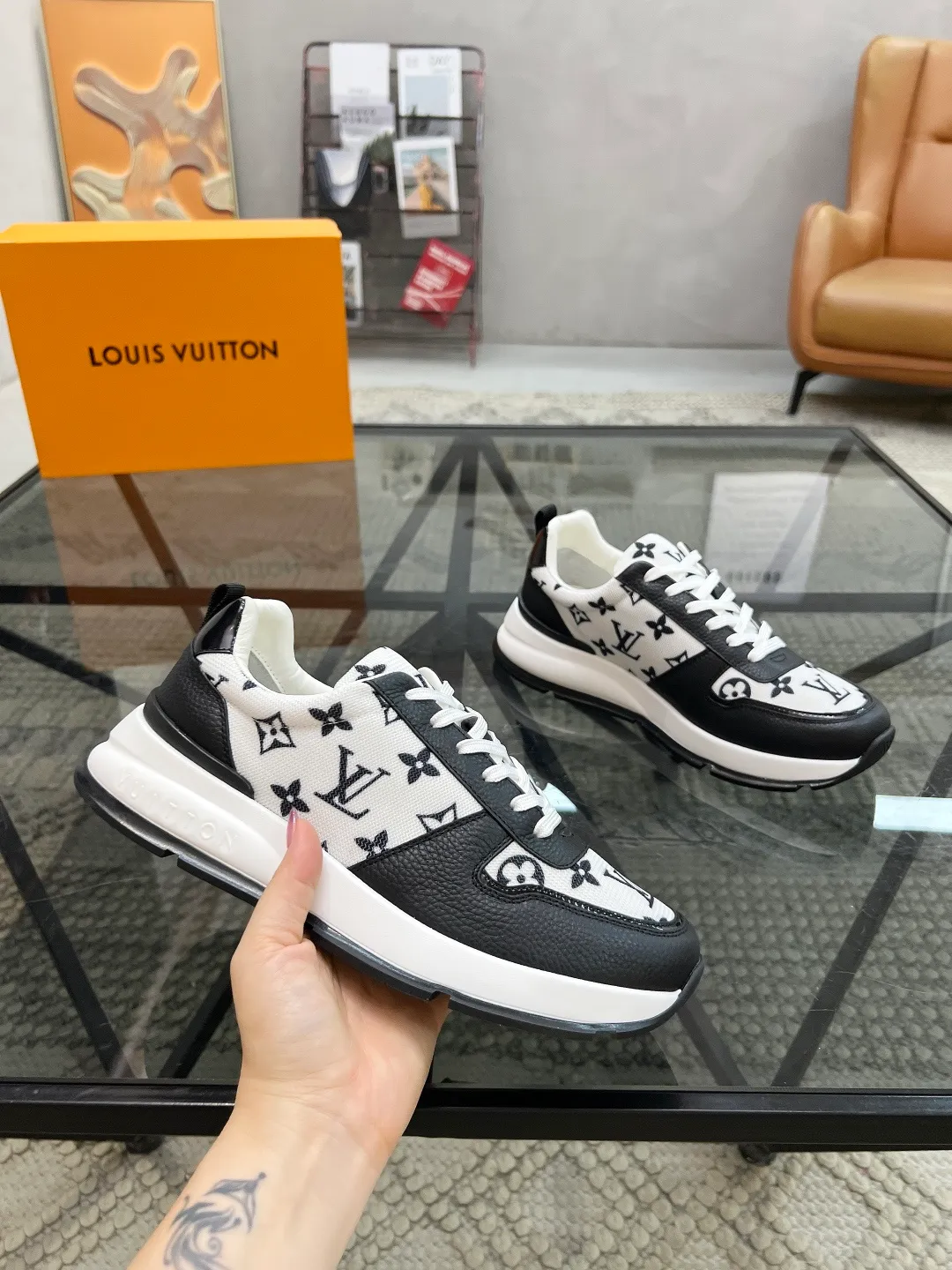 Factory price: 480💰LV🔍Top purchasing agent🇮🇹 Lu Street God's new sports shoes are coming and are available at counters simultaneously. Original factory configuration, original cowhide imported from Italy with mesh fabric, high-quality printing and splicing complex process, sports trendy person, imported water-dyed cowhide lining, sole: Wang Yuan factory specially provides the original sole, super comfortable, original factory follow-up goods 🔍🔍High quality, you can enter and leave the counter at will, welcome to compare and synchronize with the counter, code number 38-44, customized 45